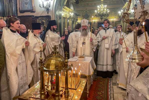 В Димитриевскую родительскую субботу митрополит Кирилл совершил Литургию в храме на Арском кладбище Казани