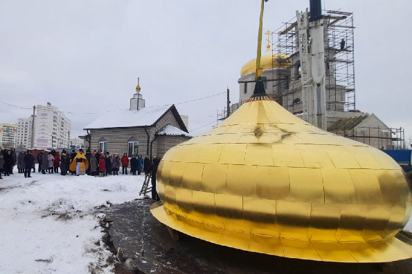 На строящийся храм Рождества Христова в Нижнекамске установили второй купол