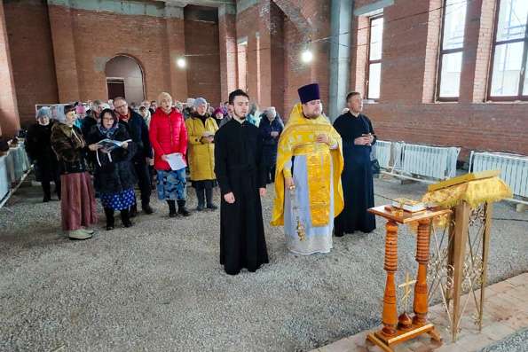 В день памяти святителя Николая Чудотворца в строящемся храме Рождества Христова города Нижнекамска состоялся молебен