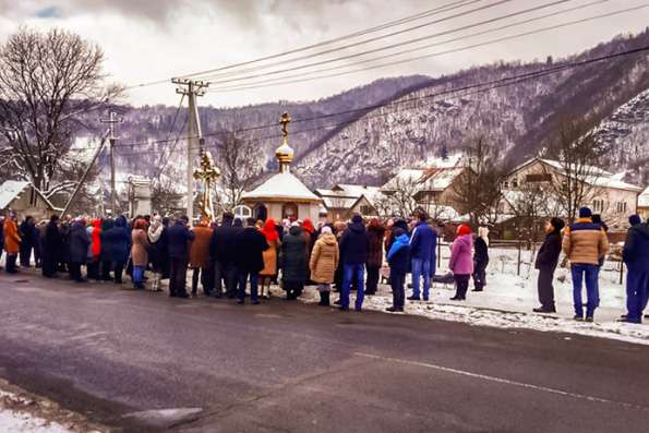 В Закарпатье изгнанная из своего храма община канонической Церкви молится на улице даже в холода