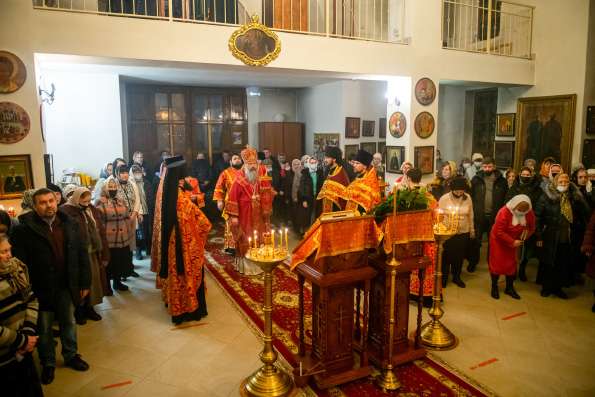 В канун Недели 35-й по Пятидесятнице митрополит Кирилл возглавил всенощное бдение в казанском храме Новомучеников и исповедников Церкви Русской