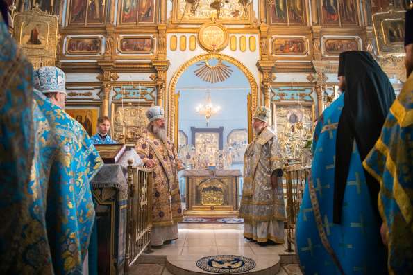 В праздник Сретения Господня митрополит Кирилл и митрополит Анастасий совершили Литургию в храме Казанской иконы Божией Матери