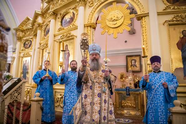 В канун Недели о мытаре и фарисее митрополит Кирилл возглавил всенощное бдение в Богородицком монастыре Казани