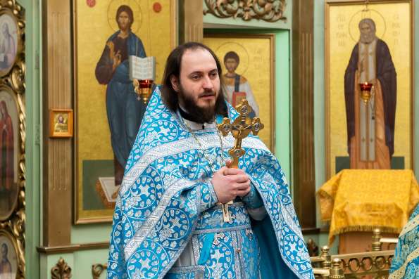 Иеромонах Кирилл (Корытко) совершил первое богослужение в храме преподобного Серафима Саровского в должности настоятеля