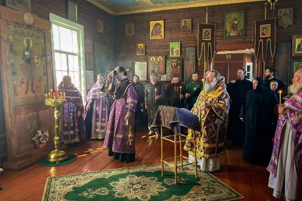 Митрополит Кирилл молитвенно почтил память своего духовного наставника митрополита Серапиона (Фадеева)