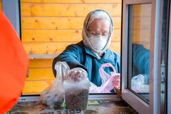 При казанском храме преподобного Серафима Саровского осуществляется раздача горячего питания нуждающимся