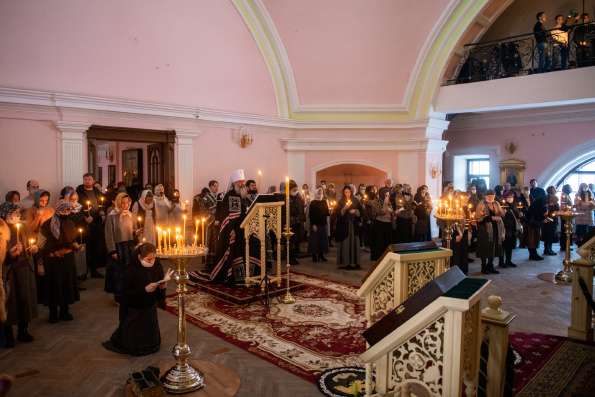 В понедельник первой седмицы Великого поста митрополит Кирилл возглавил повечерие в Казанско-Богородицком монастыре