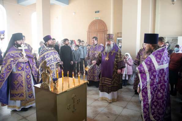 В субботу второй седмицы Великого поста митрополит Кирилл совершил Литургию в Казанском храме посёлка Мирный