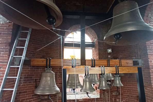 На звонницу Вознесенского собора Набережных Челнов установили новые колокола