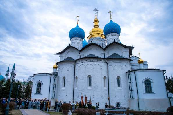 В канун Великой Субботы митрополит Кирилл совершил утреню с чином погребения Спасителя в Благовещенском соборе Казани