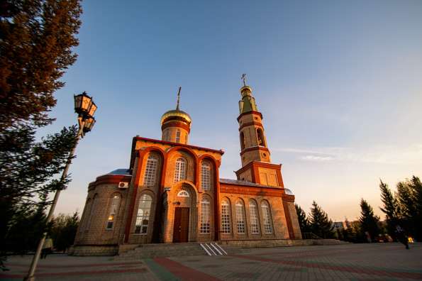 В канун Светлой пятницы митрополит Кирилл совершил вечернее богослужение в Воскресенском храме города Нижнекамска