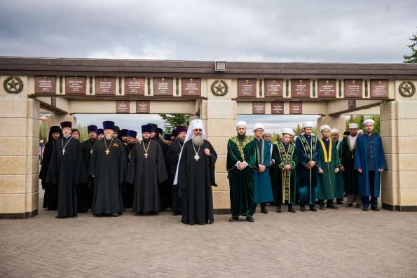 Митрополит Кирилл возложил цветы к Мемориалу славы в столичном парке Победы