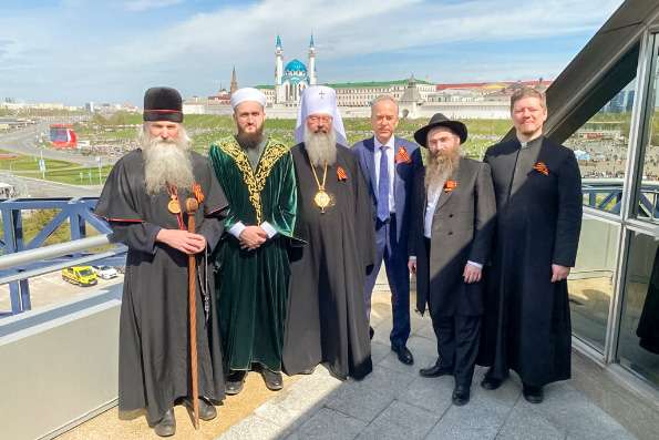 Глава Татарстанской митрополии присутствовал на Параде Победы в столице республики