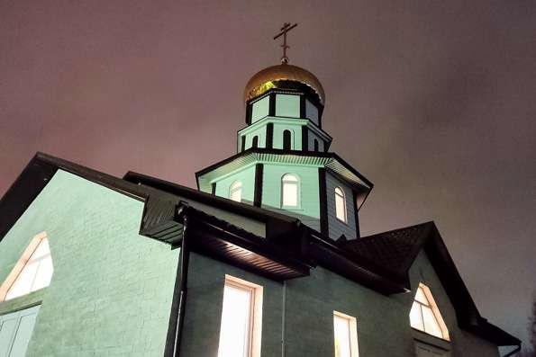 В Крестовоздвиженском храме Набережных Челнов состоялись первые богослужения