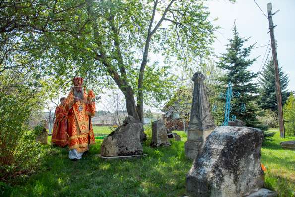 В день Радоницы митрополит Кирилл совершил Литургию в Богородице-Смоленском храме села Аркатово