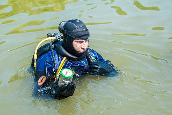 Водолазы установили икону на глубине реки в селе Куюки