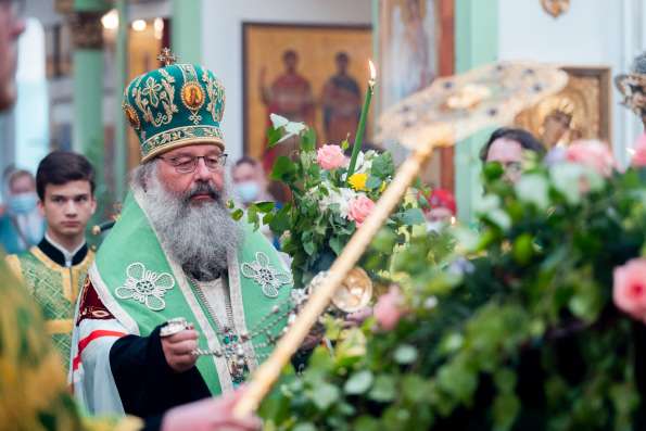 В канун Дня Святого Духа митрополит Кирилл совершил утреню в Серафимовском храме Казани