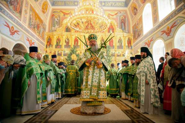 В День Святого Духа митрополит Кирилл возглавил престольный праздник в Духосошественском храме Казани
