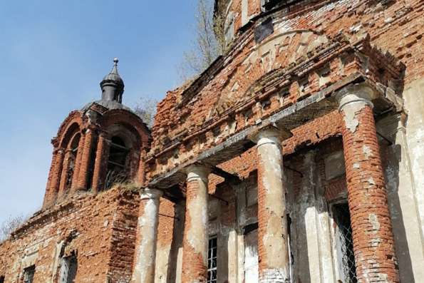 В полуразрушенном храме села Лекарево состоялся пасхальный молебен