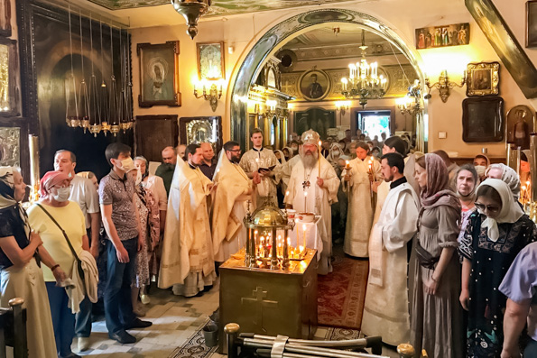 В Троицкую родительскую субботу митрополит Кирилл совершил Литургию в храме Ярославских чудотворцев на Арском кладбище