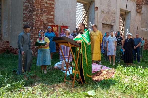 В древней Введенской церкви села Шармаши совершено богослужение