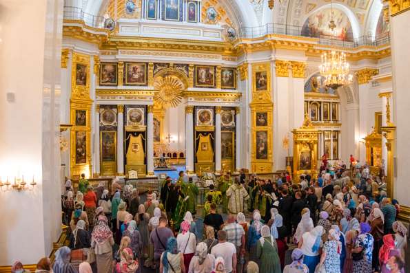 В канун Недели 6-й по Пятидесятнице митрополит Кирилл совершил всенощное бдение в Казанском соборе Казанско-Богородицкого монастыря