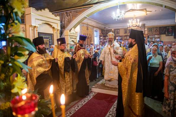 В канун дня памяти святых апостолов Петра и Павла митрополит Кирилл совершил всенощное бдение в Петропавловском храме посёлка Гари