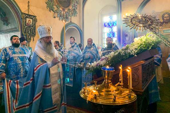 В канун праздника в честь Седмиезерной иконы Божией Матери митрополит Кирилл совершил всенощное бдение в Петропавловском соборе