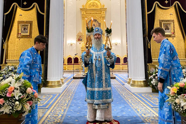 На следующий день после освящения в воссозданном Казанском соборе состоялись архиерейские богослужения