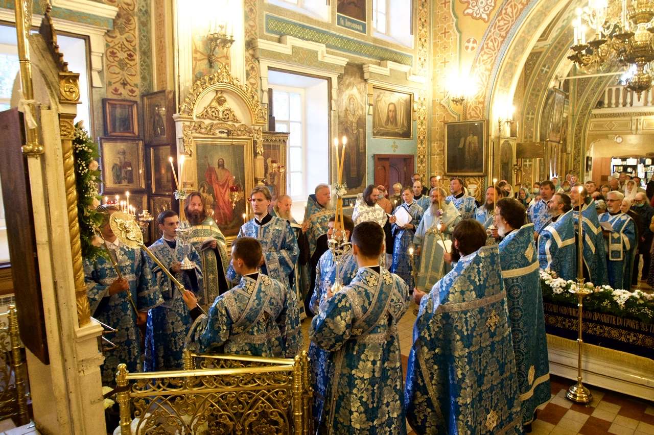 В канун Недели 10-й по Пятидесятнице митрополит Кирилл совершил всенощное бдение в Никольском кафедральном соборе