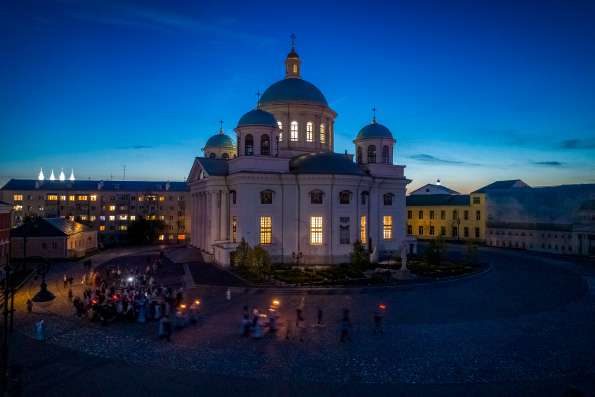 Митрополит Кирилл совершил в Казанском соборе утреню с чином погребения Плащаницы Пресвятой Богородицы