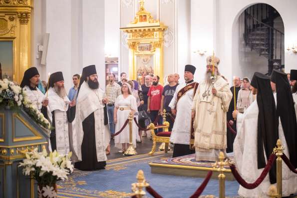 В канун праздника Преображения Господня митрополит Кирилл возглавил всенощное бдение в Казанском соборе столицы Татарстана