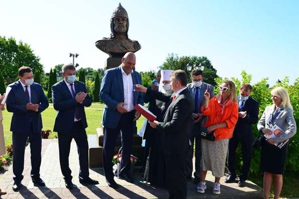 Николай Валуев помог установить у главного храма Брянска памятник Александру Невскому