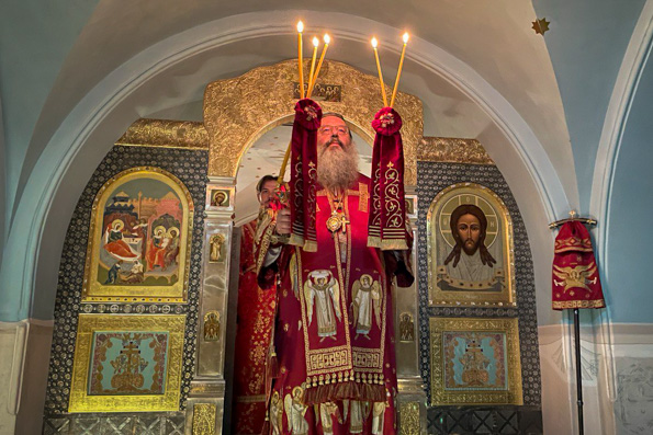 В день памяти священномученика Вениамина Петроградского митрополит Кирилл совершил Литургию в пещерном храме Казанско-Богородицкого монастыря