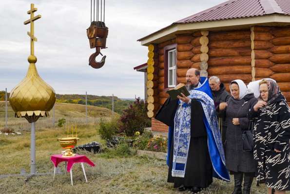 На Никольский храм в селе Березовая Грива установили купол