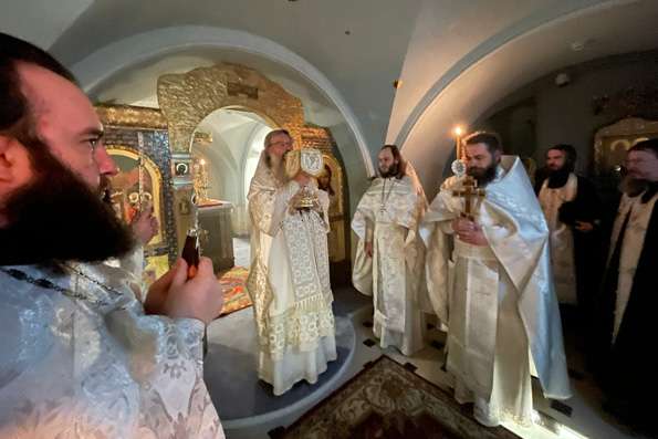 В праздник Собора Иоанна Предтечи митрополит Кирилл совершил Литургию в Пещерном храме Богородицкого монастыря Казани