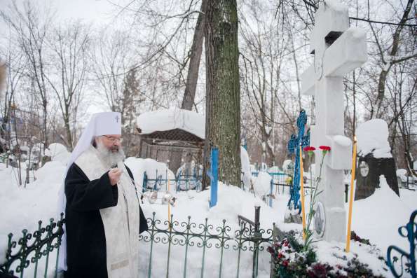Митрополит Кирилл совершил заупокойную литию на могиле игумении Рахили (Ершовой)