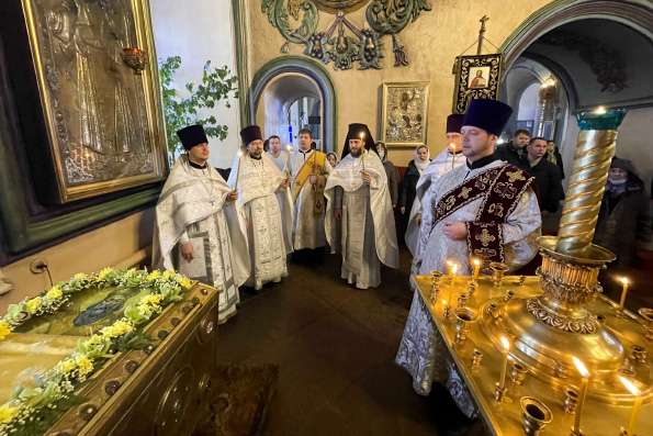 В день памяти митрополита Казанского и Свияжского Ефрема в Петропавловском соборе Казани состоялись заупокойные богослужения у мощей святителя