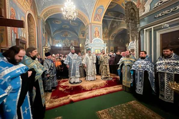 В канун Недели Крестопоклонной митрополит Кирилл совершил всенощное бдение в Богоявленско-Анастасиином кафедральном соборе города Костромы