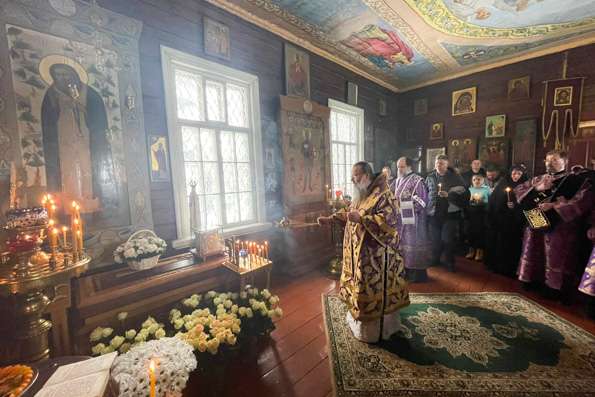 Митрополит Кирилл совершил Литургию Преждеосвящённых Даров на месте погребения своего духовного наставника митрополита Серапиона (Фадеева) в селе Великодворье