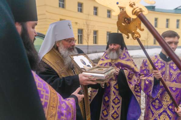 Перед богослужением в канун Недели 5-й Великого поста митрополит Кирилл возглавил в Казанском соборе встречу частицы Ризы Господней