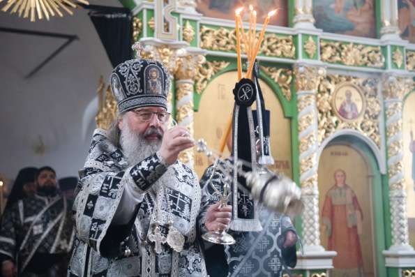 В Великий Вторник митрополит Кирилл совершил Литургию Преждеосвящённых Даров в Троицком храме Новошешминска