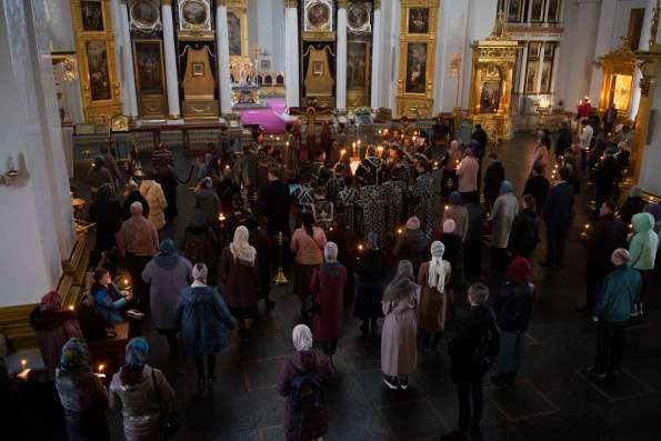 В канун Великого Пятка митрополит Кирилл совершил утреню с чтением 12-ти Страстных Евангелий в Казанском соборе