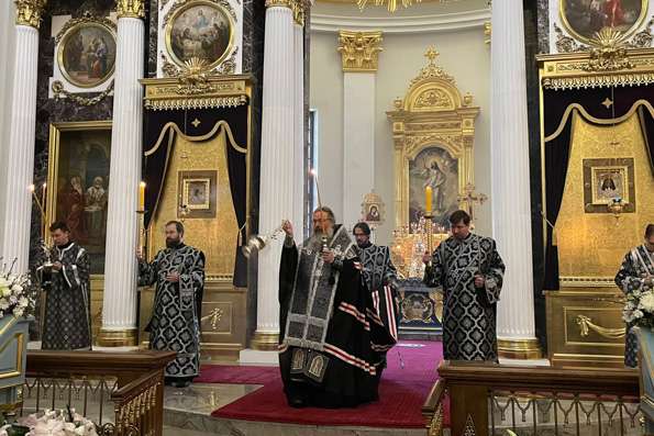 В канун Великого Вторника глава Татарстанской митрополии совершил вечернее богослужение в Казанском соборе