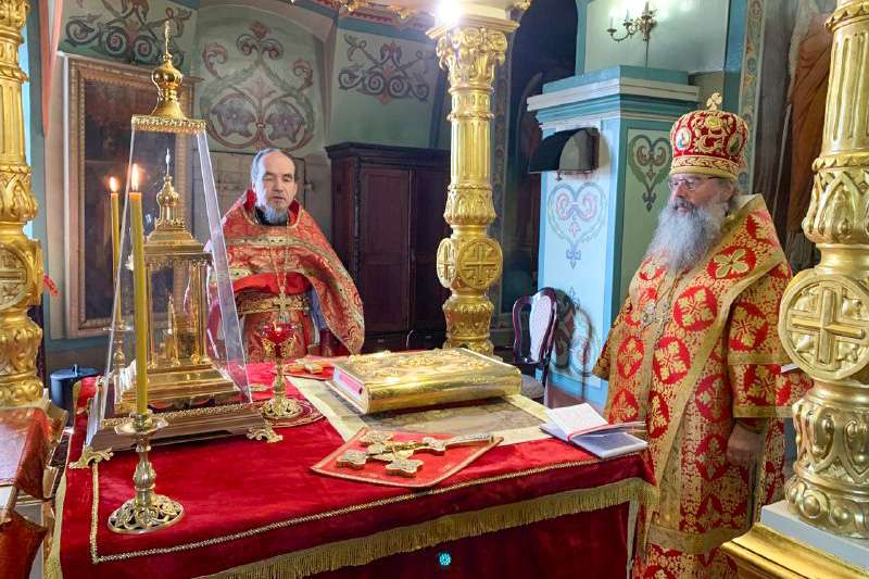 В праздник Радоницы митрополит Кирилл совершил Литургию в Троицком храме села Арбузово