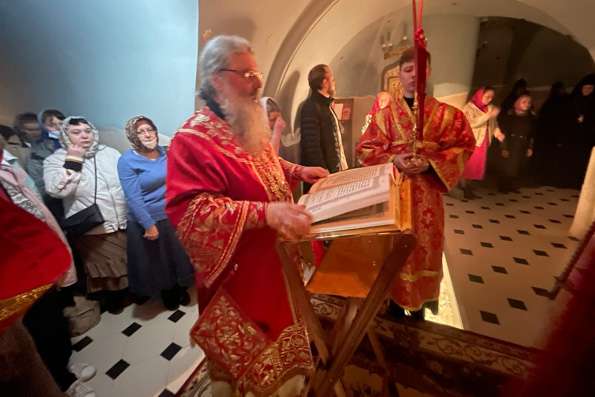 В праздник иконы Богородицы «Нечаянная Радость» митрополит Кирилл совершил Литургию в Пещерном храме Казанского кафедрального собора