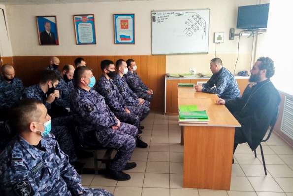 Священнослужитель Свято-Тихоновского храма Казани встретился с сотрудниками полиции