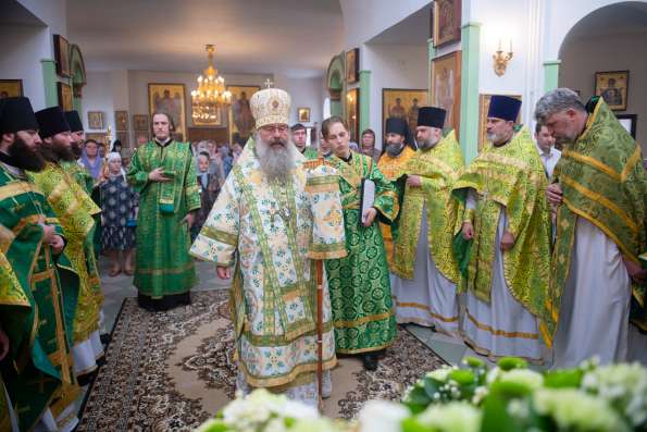 В праздник Собора Дивеевских святых митрополит Кирилл совершил Литургию в Серафимовском храме Казани