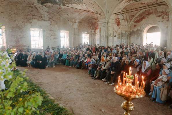 В Тихом Плёсе в рамках фестиваля «Звуки под сводом» состоялся концерт ансамбля Свияжского Богородице-Успенского мужского монастыря