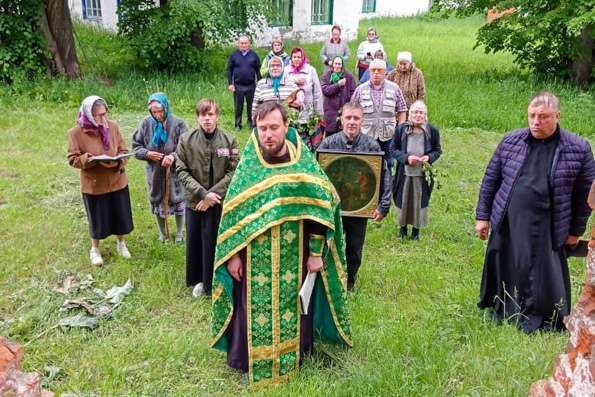 В селе Шармаши состоялся крестный ход к стенам разрушенного в советские годы храма